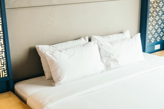 Giải mã lý do giường khách sạn thường đặt 4 chiếc gối: Bí mật đằng sau giấc ngủ ngon