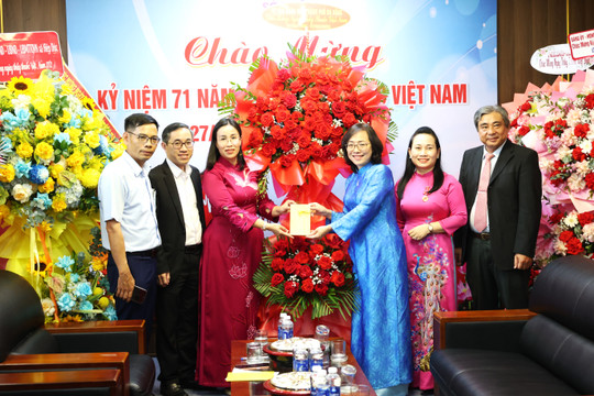 Lãnh đạo thành phố chúc mừng Sở Y tế nhân ngày Thầy thuốc Việt Nam (27/2)