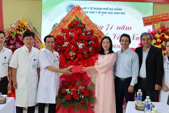 Thăm, chúc mừng các đơn vị y tế nhân kỷ niệm ngày Thầy thuốc Việt Nam ((27/2)