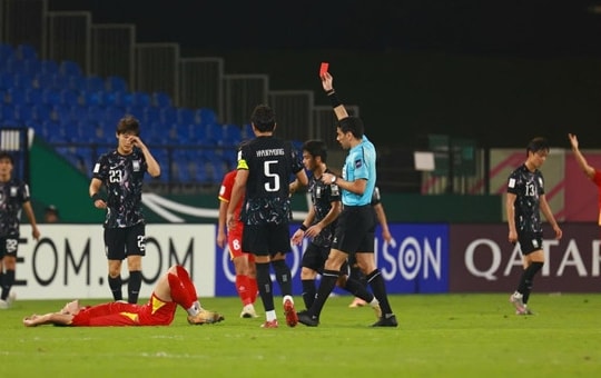 Biến động bóng đá Việt Nam: Đình Bắc nhận án phạt từ AFC, HLV Vũ Hồng Việt tái xuất