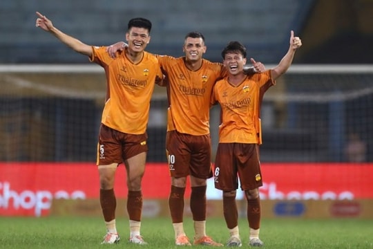 CAHN lội ngược dòng thắng HAGL 3-1 để xây chắc ngôi đầu V.League
