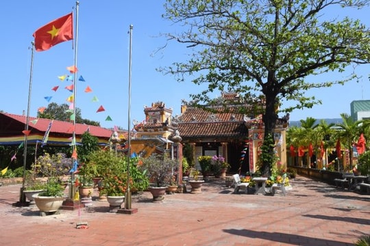 Đình của người làng biển
