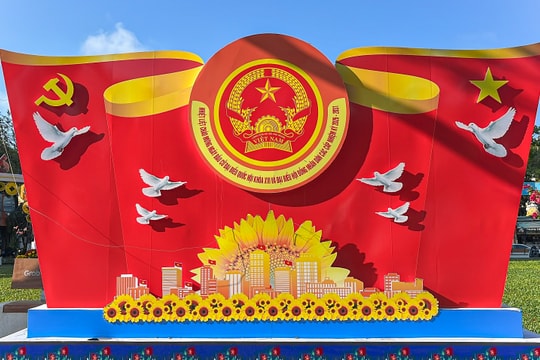 Đà Nẵng trang trí cờ hoa chào mừng ngày bầu cử đại biểu Quốc hội khóa XVI và đại biểu HĐND các cấp