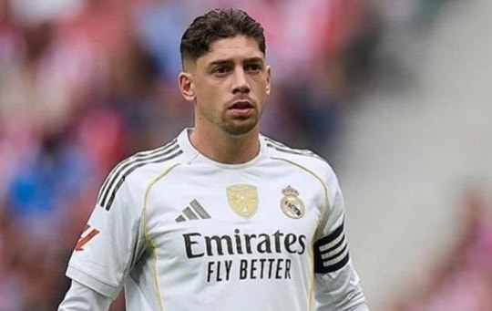 Man Utd chi 130 triệu euro cho Valverde, Liverpool tranh mua Luis Suarez