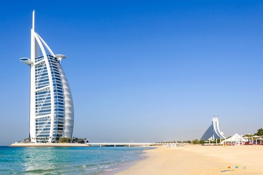 Dubai: Khách sạn biểu tượng Burj Al Arab bốc cháy do trúng mảnh vỡ máy bay không người lái