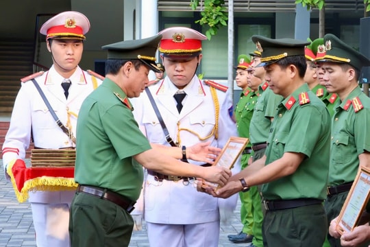 Bộ Công an tặng bằng khen cho 4 tập thể, 8 cá nhân trong thực hiện “Chiến dịch Quang Trung”