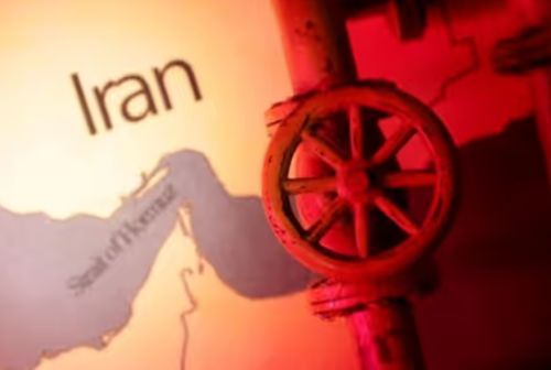 Hơn 150 tàu chở dầu và khí hóa lỏng mắc kẹt tại eo biển Hormuz sau vụ không kích Iran