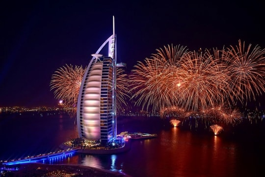 Burj Al Arab: Bên trong khách sạn cánh buồm xa hoa bậc nhất Dubai vừa gặp hỏa hoạn