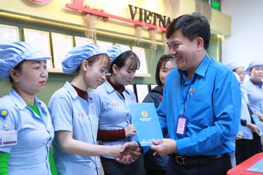 Phó Chủ tịch Tổng Liên đoàn Lao động Việt Nam Nguyễn Xuân Hùng thăm công nhân làm việc sau Tết tại xã Núi Thành