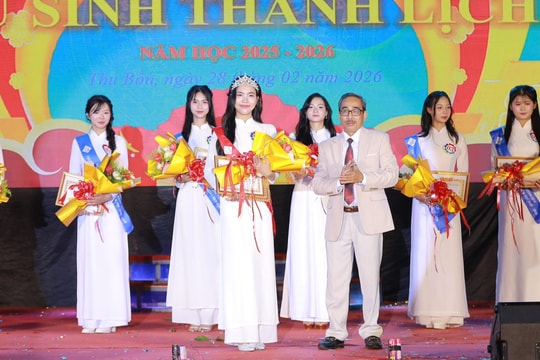 Nữ sinh tỏa sáng từ sân chơi thanh lịch