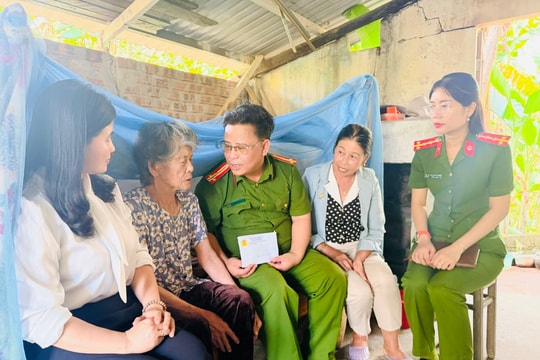 Trao quà phụ nữ khó khăn và trẻ em trong Chương trình “Mẹ đỡ đầu”