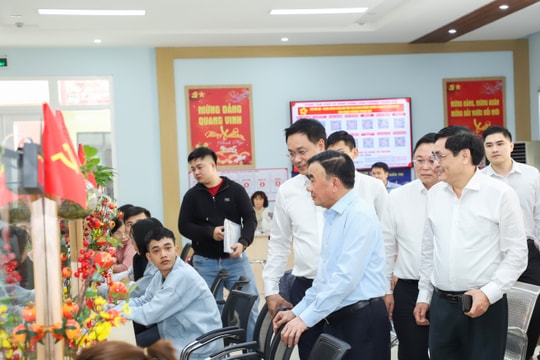 Thường trực Ban Bí thư Trần Cẩm Tú thăm hoạt động của Trung tâm Phục vụ hành chính công phường Thanh Khê