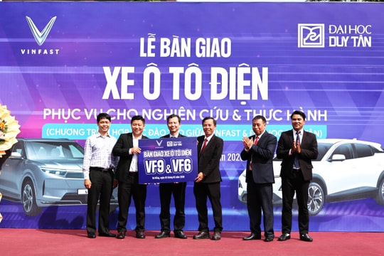 Đại học Duy Tân tiếp nhận 2 xe ô tô điện phục vụ nghiên cứu, thực hành