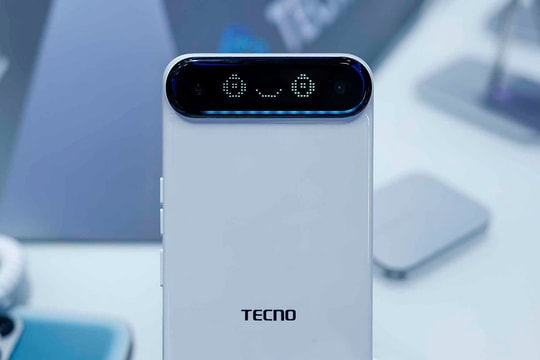 TECNO Slim 2 ra mắt: Smartphone mỏng kỷ lục 5.49mm nhưng sở hữu pin khủng 6,150 mAh