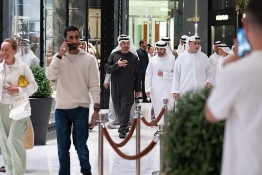 UAE: Tổng thống trực tiếp thăm du khách, chi trả toàn bộ chi phí cho 20.200 người mắc kẹt