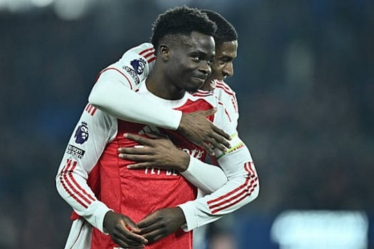Arsenal hạ Brighton tại Amex: Gabriel Magalhaes rực sáng, Saka lập công ngày kỷ niệm