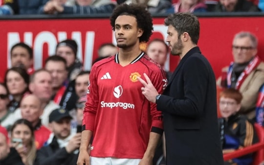 Michael Carrick và nghịch lý Joshua Zirkzee tại Manchester United