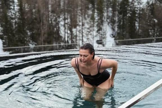 Maria Sharapova gây sốt với vóc dáng gợi cảm tuổi 38 giữa trời tuyết Dolomites