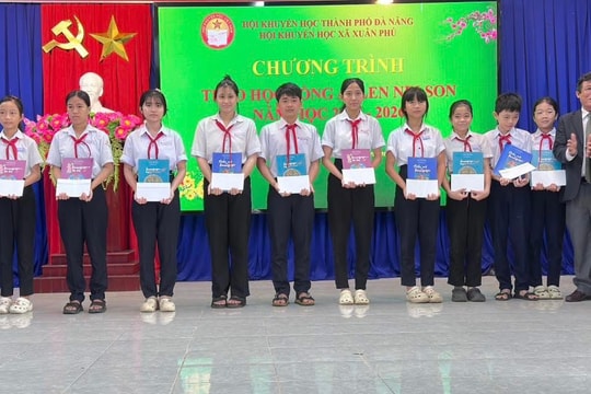 Trao tặng 100 suất học bổng cho học sinh THCS nghèo khó học giỏi ở Đà Nẵng