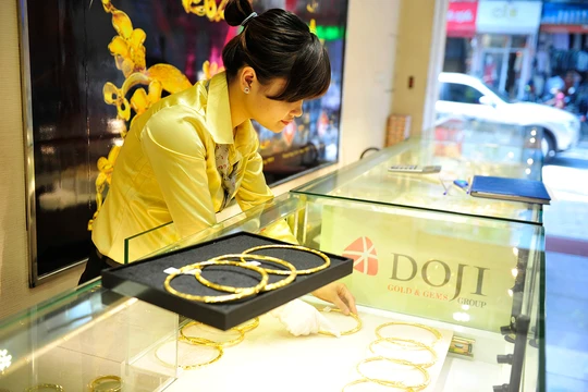 Giá vàng hôm nay 8/3/2026: Giảm 2 triệu so với tuần trước, thế giới mất hơn 100 USD