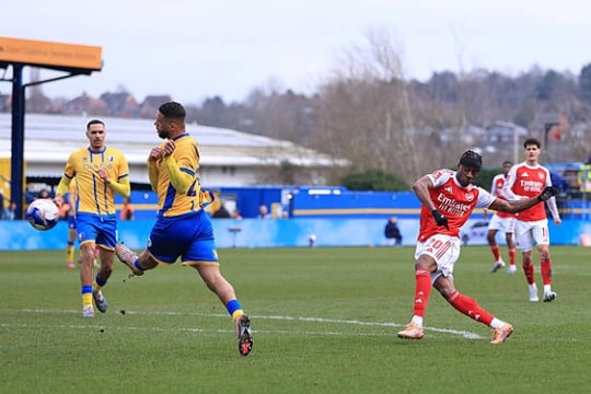 Arsenal thắng nhọc Mansfield Town 2-1: 'Siêu phẩm' của Eze đưa Pháo thủ vào tứ kết FA Cup
