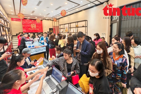 Giá vàng sáng 8/3 duy trì ở mức cao