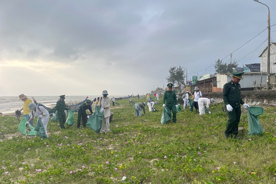 Ra quân làm sạch biển Tam Thanh