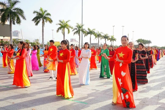 Hàng nghìn phụ nữ Đà Nẵng đồng diễn dân vũ “Ta đi bầu cử”
