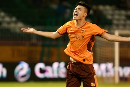 Trung vệ 1m95 Đinh Quang Kiệt cùng U21 Việt Nam dự giải giao hữu quốc tế tại Trung Quốc