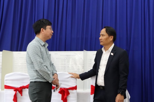 Phó Bí thư Thường trực Thành ủy Đà Nẵng Nguyễn Đình Vĩnh kiểm tra công tác chuẩn bị bầu cử