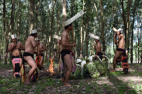 Lễ hội ăn than của người Giẻ - Triêng
