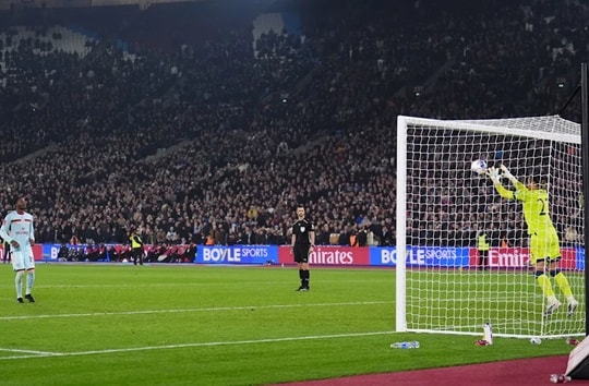 Dango Ouattara và cú Panenka thảm họa: Cái giá của sự kiêu ngạo tại FA Cup