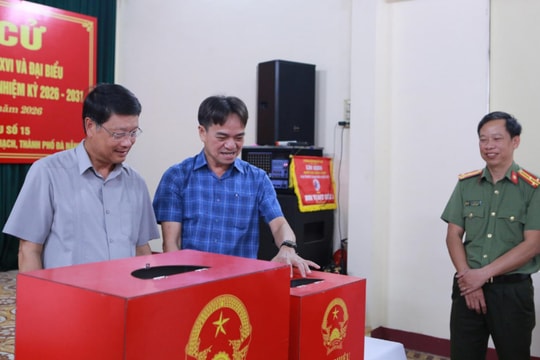 Phó Bí thư Thành ủy Ngô Xuân Thắng kiểm tra công tác chuẩn bị bầu cử
