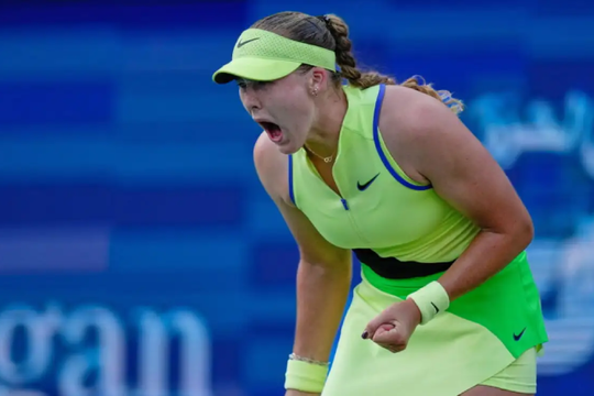Mirra Andreeva đập nát vợt và bật khóc sau thất bại sốc tại Indian Wells