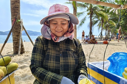 Nha Trang: Trải nghiệm thú vị cùng tiếng rao hoa quả 'viral' toàn cầu của dì Mai