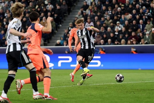 Newcastle 1-1 Barcelona: 'Chích chòe' áp đảo nhưng đánh rơi chiến thắng phút cuối