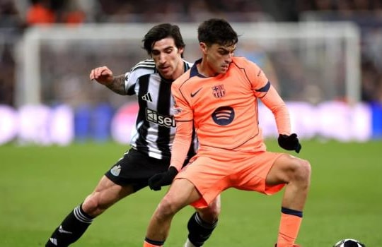 Thua thiệt trước Pedri, Sandro Tonali để lại dấu hỏi lớn cho mức giá 100 triệu bảng