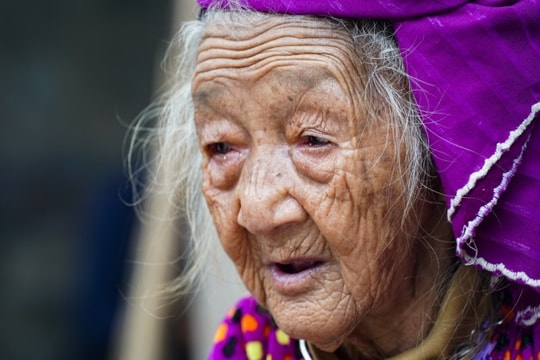 Hà Giang: Gặp gỡ cụ bà 97 tuổi vẽ sáp ong làm tan chảy triệu trái tim du khách