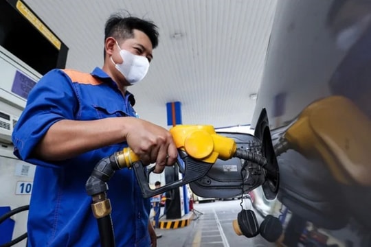 Giá xăng E5 giảm gần 450 đồng/lít