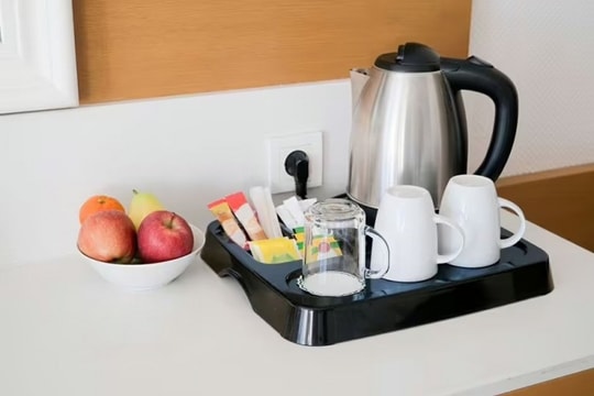 Kinh nghiệm du lịch: Vì sao nên kiểm tra ấm đun nước và máy pha cà phê ngay khi nhận phòng khách sạn?