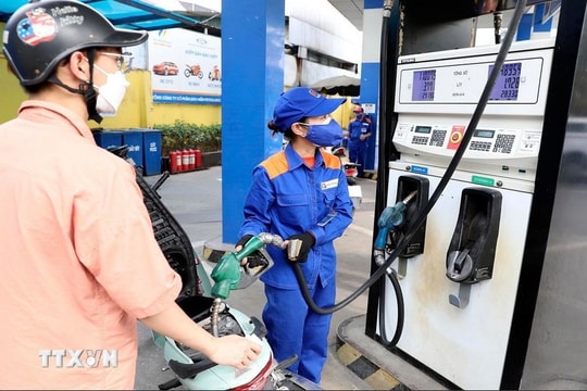 Giảm mạnh gần 4.000 đồng, giá xăng RON95-III xuống ngưỡng 25.240 đồng mỗi lít
