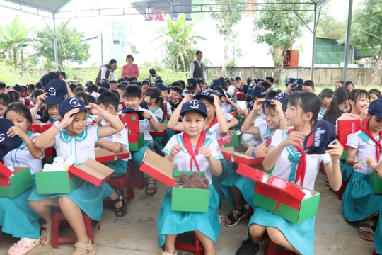 Trao tặng gần 7.400 phần quà cho học sinh tiểu học Đà Nẵng