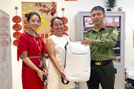 Indian tourist gets back nearly VND 150 million in lost property at Da Nang airport