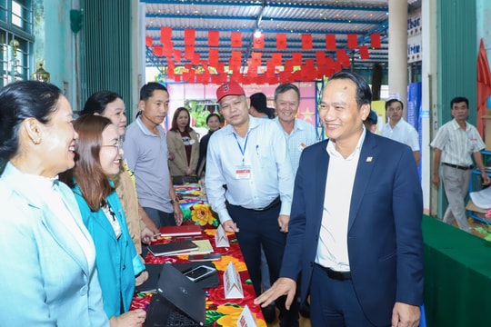 Phó Bí thư Thường trực Thành ủy Nguyễn Đình Vĩnh kiểm tra công tác bầu cử tại các phường, xã