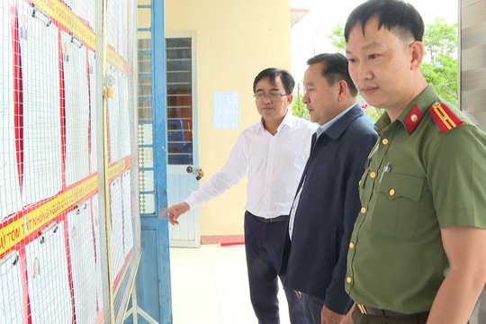 Phó Chủ tịch HĐND thành phố Nguyễn Công Thanh kiểm tra công tác chuẩn bị bầu cử tại xã Phú Ninh