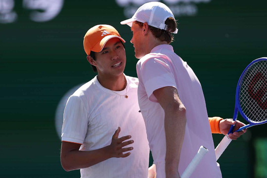 Jannik Sinner hạ gục Learner Tien tại Indian Wells 2026, lập kỷ lục vượt Djokovic và Alcaraz