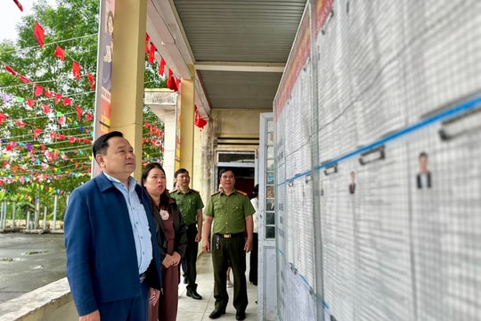 Phó Chủ tịch HĐND thành phố Nguyễn Công Thanh kiểm tra công tác chuẩn bị bầu cử tại xã Chiên Đàn