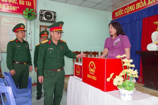 Chỉ huy trưởng Bộ Chỉ huy Quân sự thành phố Đà Nẵng kiểm tra công tác chuẩn bị bầu cử tại xã Xuân Phú