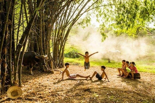 Dưới bóng tre làng