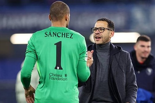 Liam Rosenior và bài toán Robert Sanchez: Quyết định sống còn để giữ ghế tại Chelsea